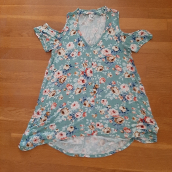 Cold shoulder floral top, size small - Picture 3 of 3